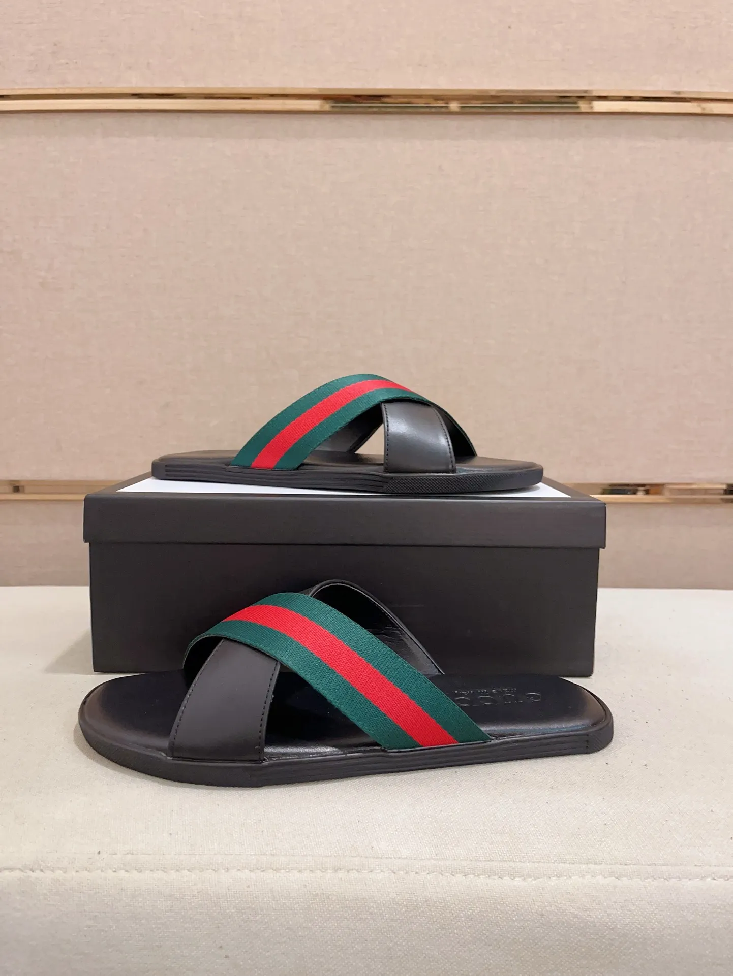 Men's shoes 💰: 240💰 [gucci Gucci slippers] High-end men's shoes brand official website 1:1 latest masterpiece: original mold customization, the fabric is made of imported original materials, upgraded outsole, lighter and non-slip. The market's top quality, simple yet tasteful, a must-have for fashionistas, fashionable at your feet, full of confidence, the same style at the counter 👍The season of summer slippers is here. Code: 38-45